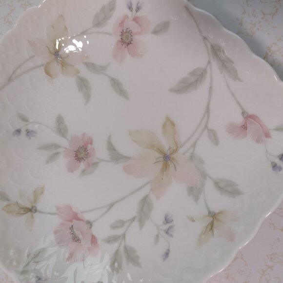 Lovely Mikasa Pastel Flowers Porcelain Heart - Picture 5 of 11